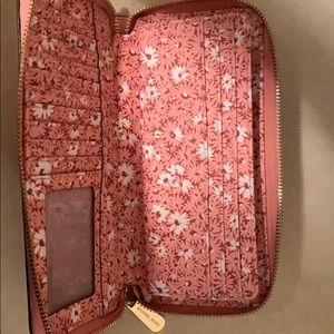 Michael Kors Bags - Michael kors wallet like new Michael Kors Bags - Michael kors wallet like new